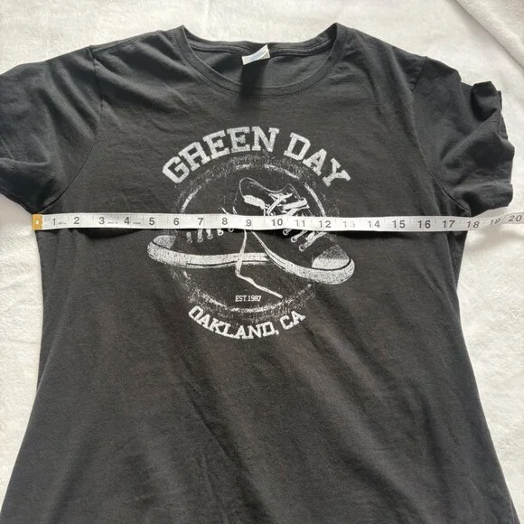 Green Day Oakland CA Graphic T-Shirt Medium Ladies Crew Neck Black Short Sleeve - Picture 7 of 9